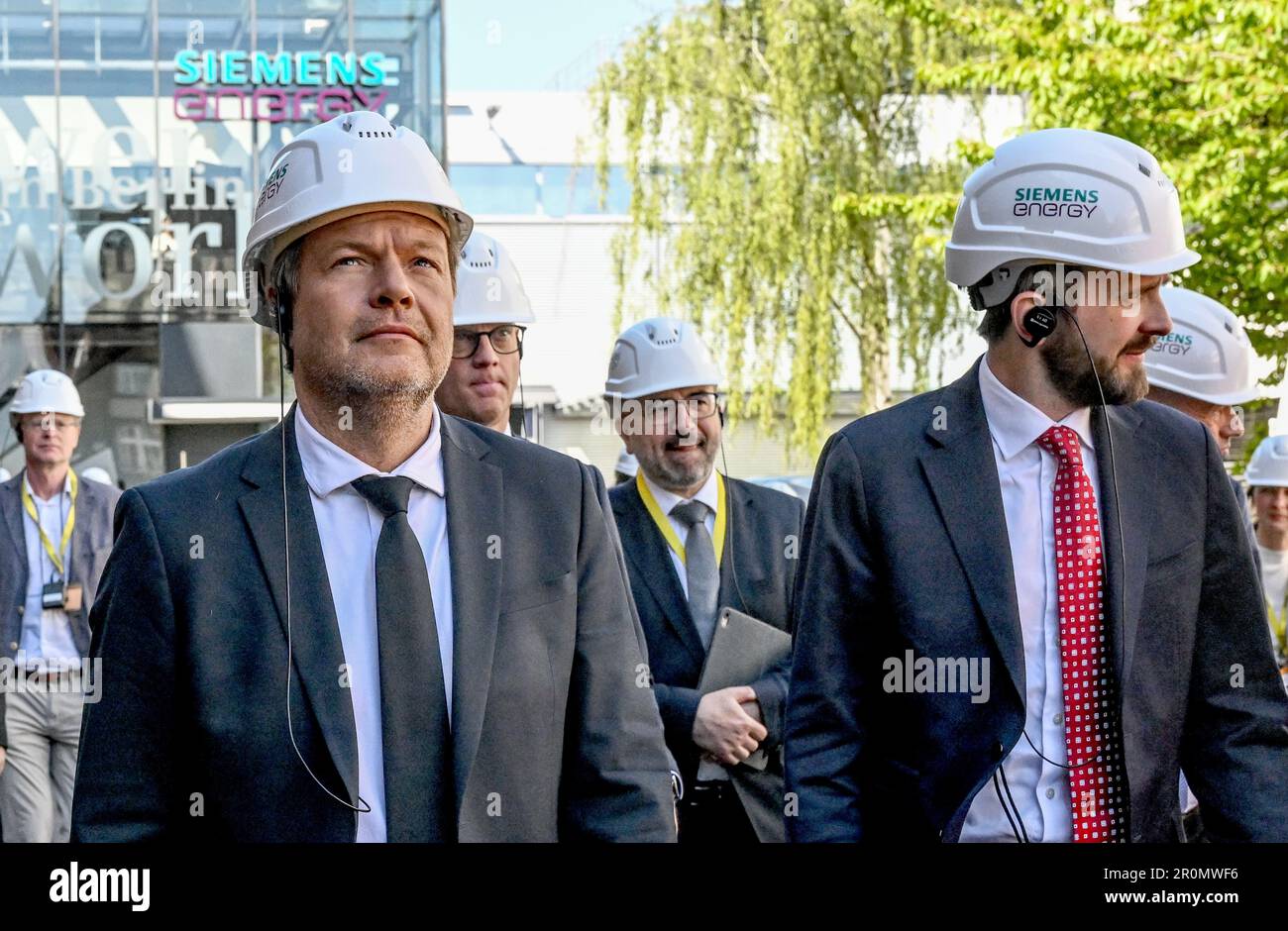 Berlino, Germania. 09th maggio, 2023. Robert Habeck (Bündnis 90/Die Grünen, l), Vice Cancelliere e Ministro federale, e Jan Christian Vestre, Ministro norvegese dell'industria e del commercio, visitano la società SiemensEnergy Sphere. I ministri imparano a conoscere la tecnologia per la generazione di idrogeno. Credit: Britten/dpa/Alamy Live News Foto Stock