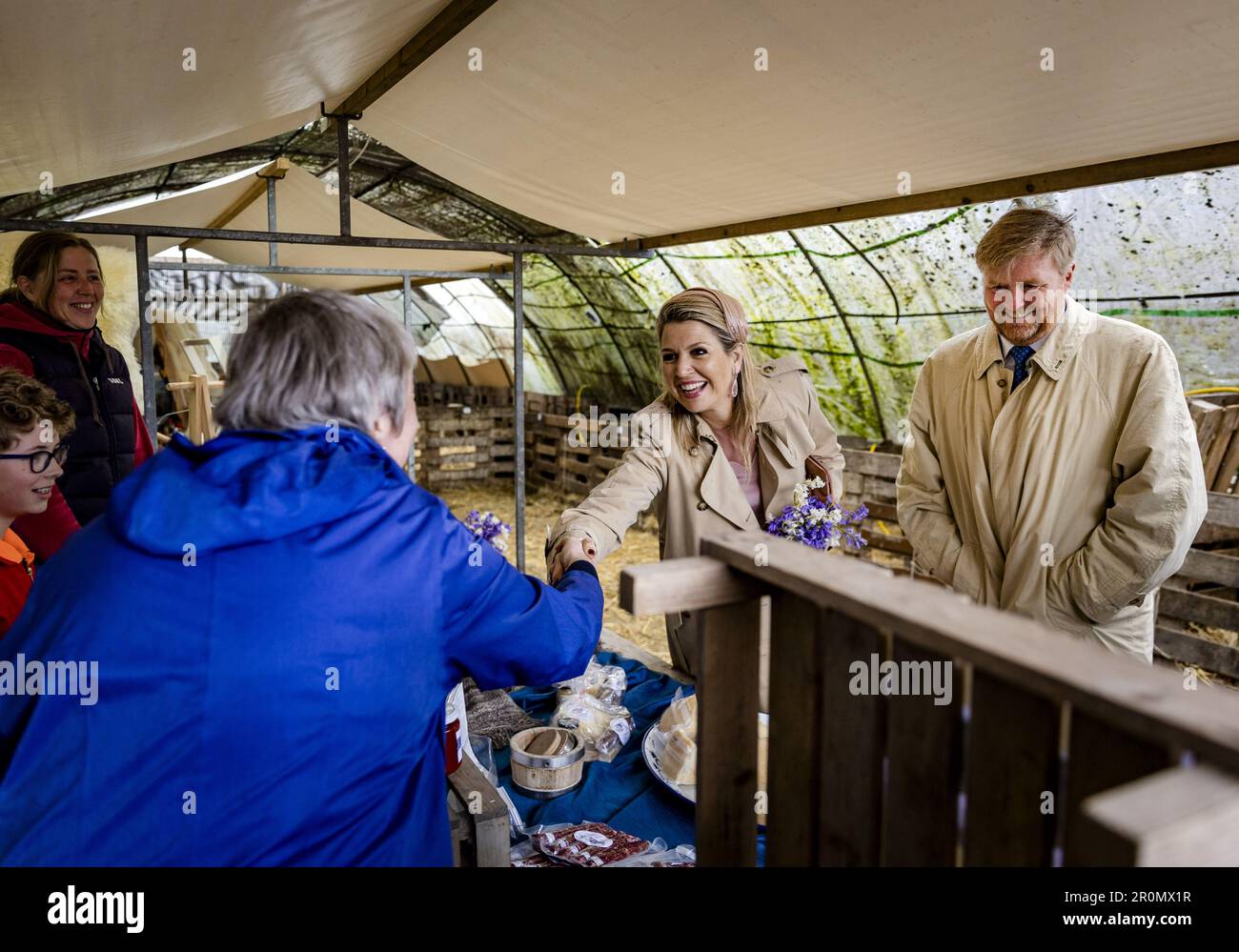 DEN BURG - Re Willem-Alexander e la Regina Maxima sono dati un tour della fattoria di pecore De Waddel. La coppia reale pagherà una visita regionale di due giorni alle Isole Wadden. ANP SEM VAN DER WAL netherlands OUT - belgium OUT Credit: ANP/Alamy Live News Foto Stock