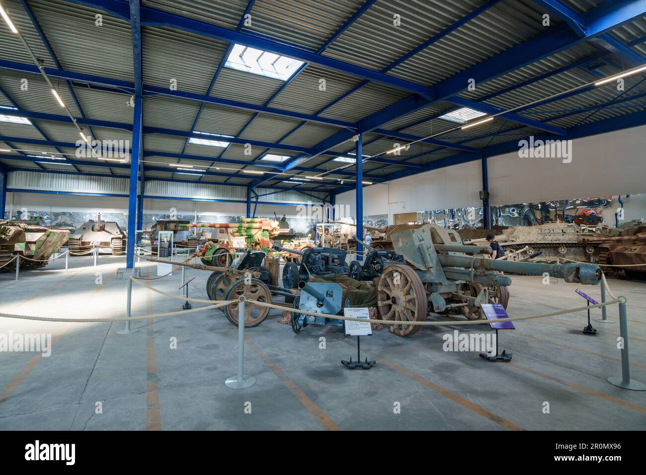 Carri armati e veicoli blindati in un museo a Saumur, Valle della Loira, Francia Foto Stock