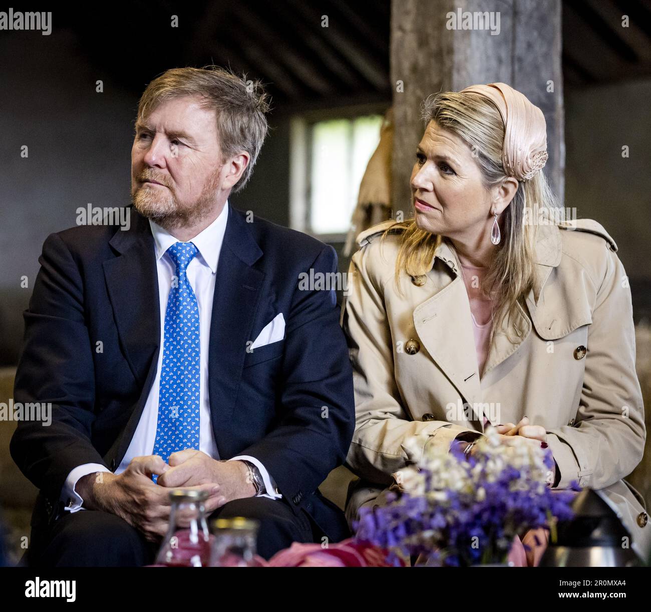 DEN BURG - Re Willem-Alexander e Regina Maxima parlano nella fattoria di pecore De Waddel con gli imprenditori Texel su imprenditorialità e sviluppo a prova di futuro e clima-adattivo. La coppia reale pagherà una visita regionale di due giorni alle Isole Wadden. ANP SEM VAN DER WAL netherlands OUT - belgium OUT Credit: ANP/Alamy Live News Foto Stock