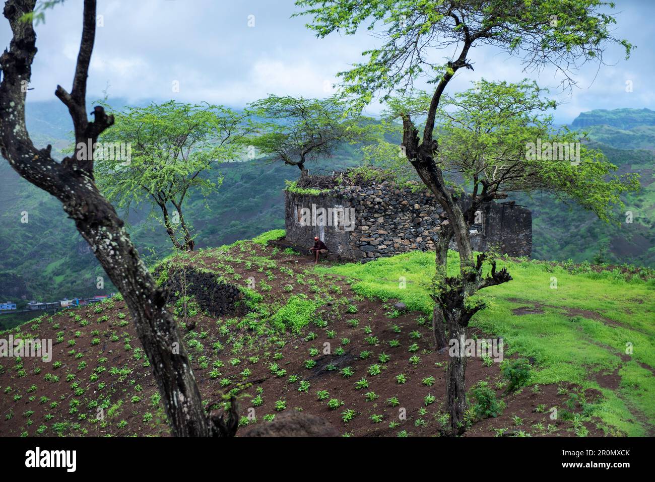 Capo Verde, Isola di Santiago, stagione piovosa , montagne, casa, donne che riposano Foto Stock