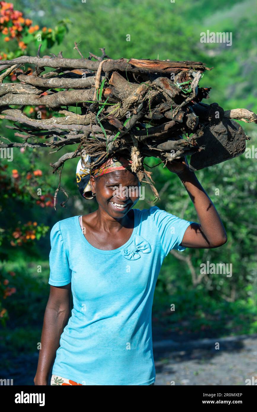 Capo Verde, Isola di Santiago, stagione delle piogge , montagne, donne sorridenti, portando legno sulla sua testa Foto Stock