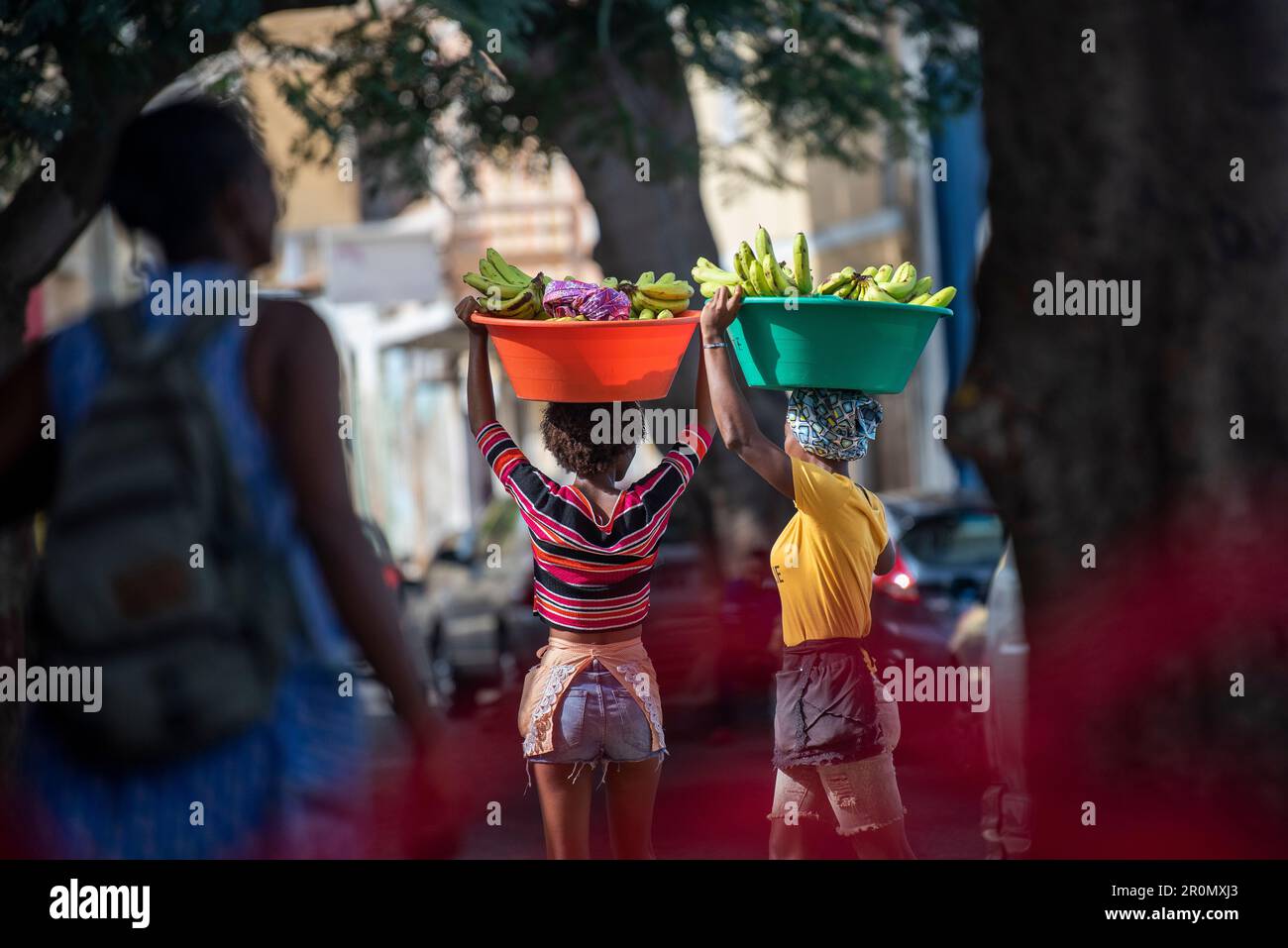 Capo Verde, Isola Sao Vincente, Mindelo, mercato, ragazze che trasportano banane Foto Stock