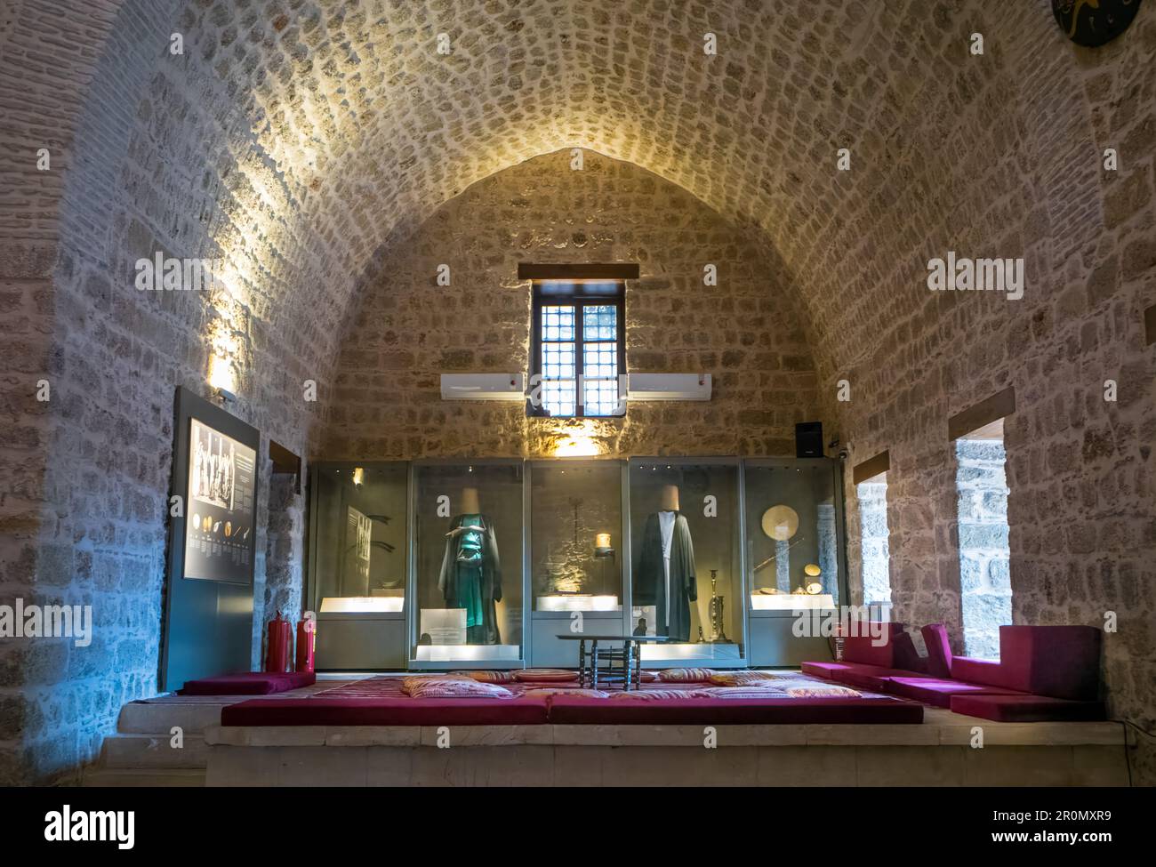 Mostre presso il Museo Mawlawi di Antalya nella città vecchia di Kaleici, Turchia (Turkiye). Il Museo dell'Islam Sufi è ospitato in una moschea ottomana del 16th° secolo, il kno Foto Stock