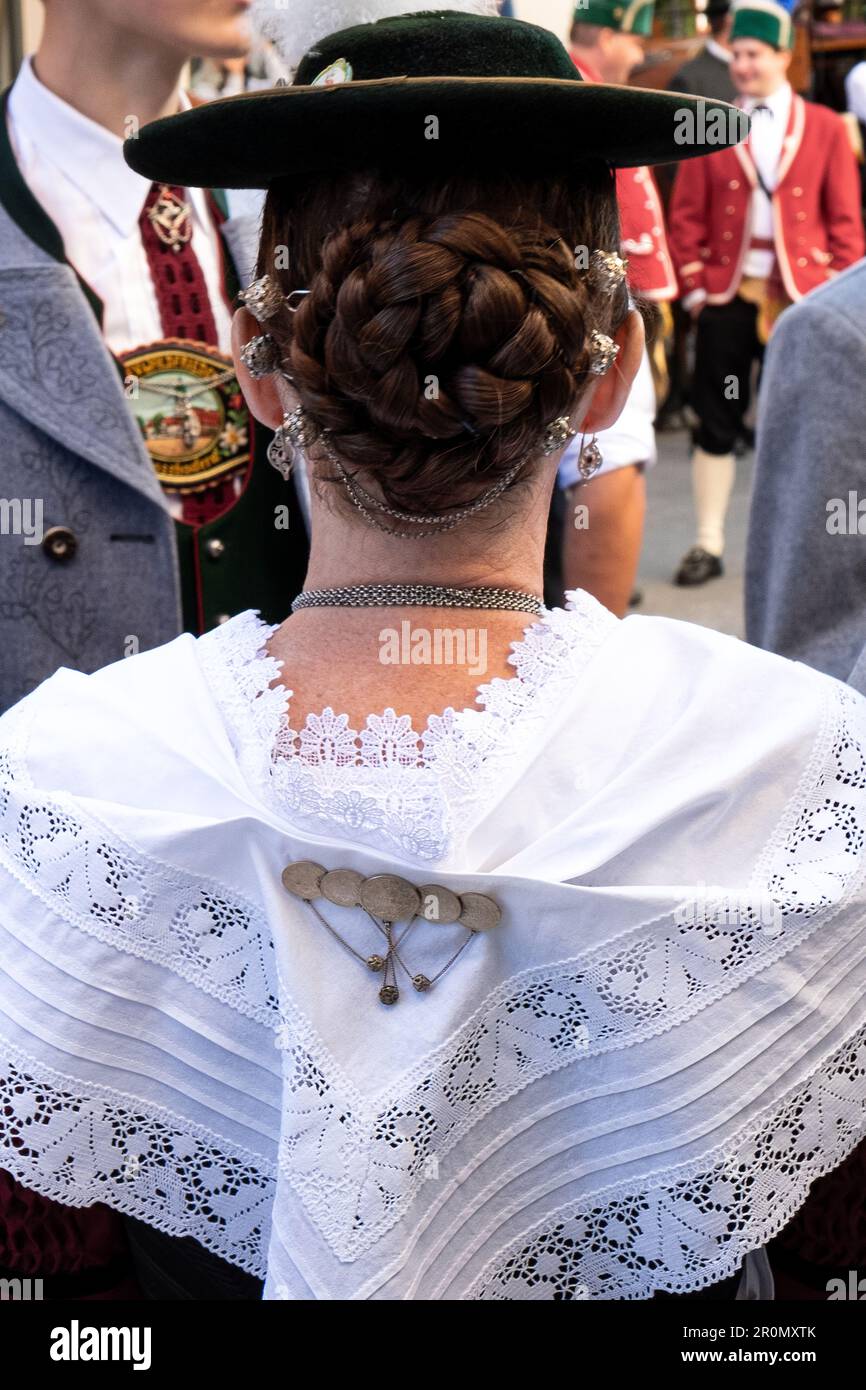 Signora in costume bavarese da dietro, all'ingresso degli agricoltori Oktoberfest, Oktoberfest, Monaco, Baviera, Germania Foto Stock