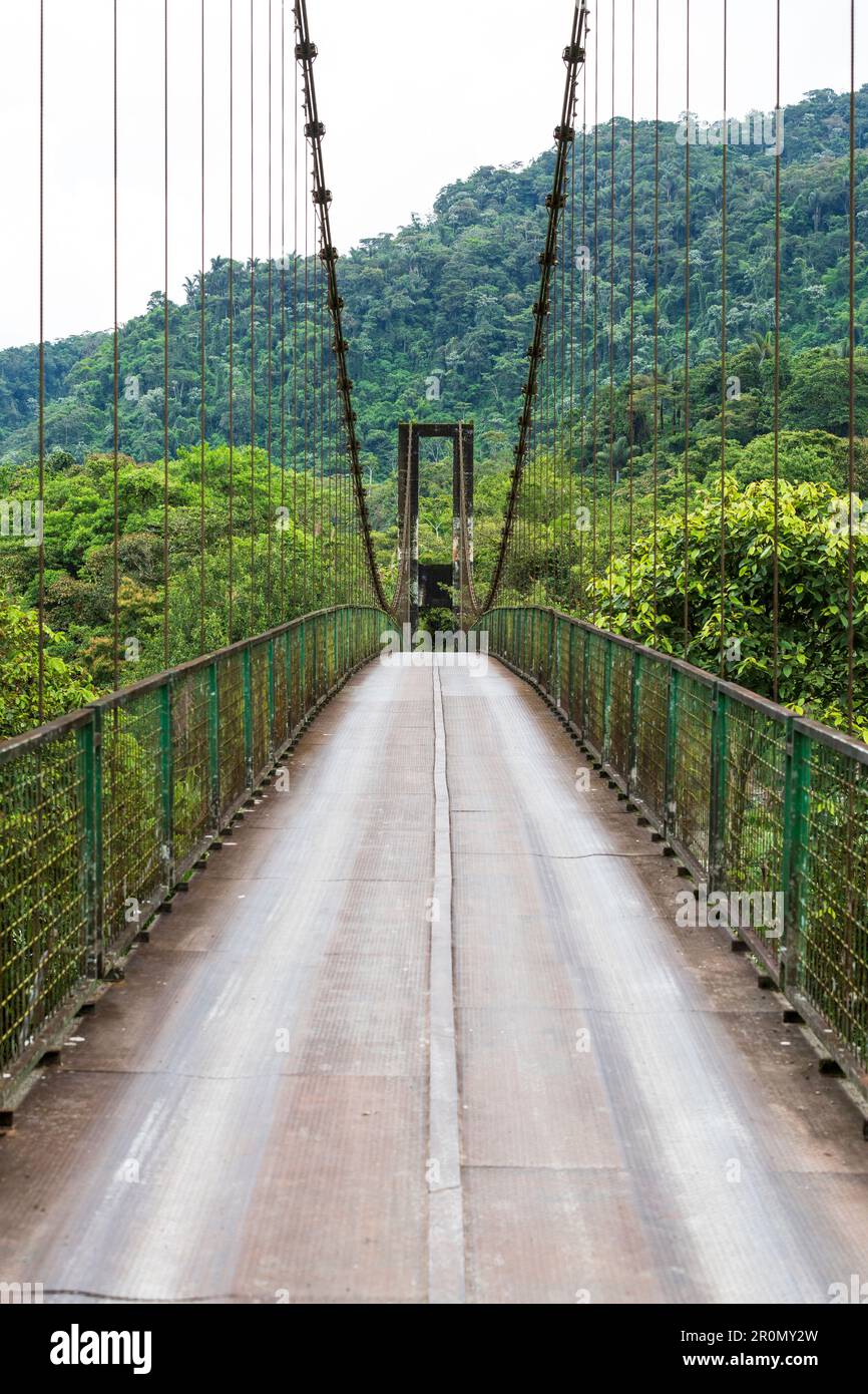 Un ponte stretto e avventuroso sul fiume Pastaza vicino a Baños, Ecuador. Il ponte è approvato per le auto Foto Stock