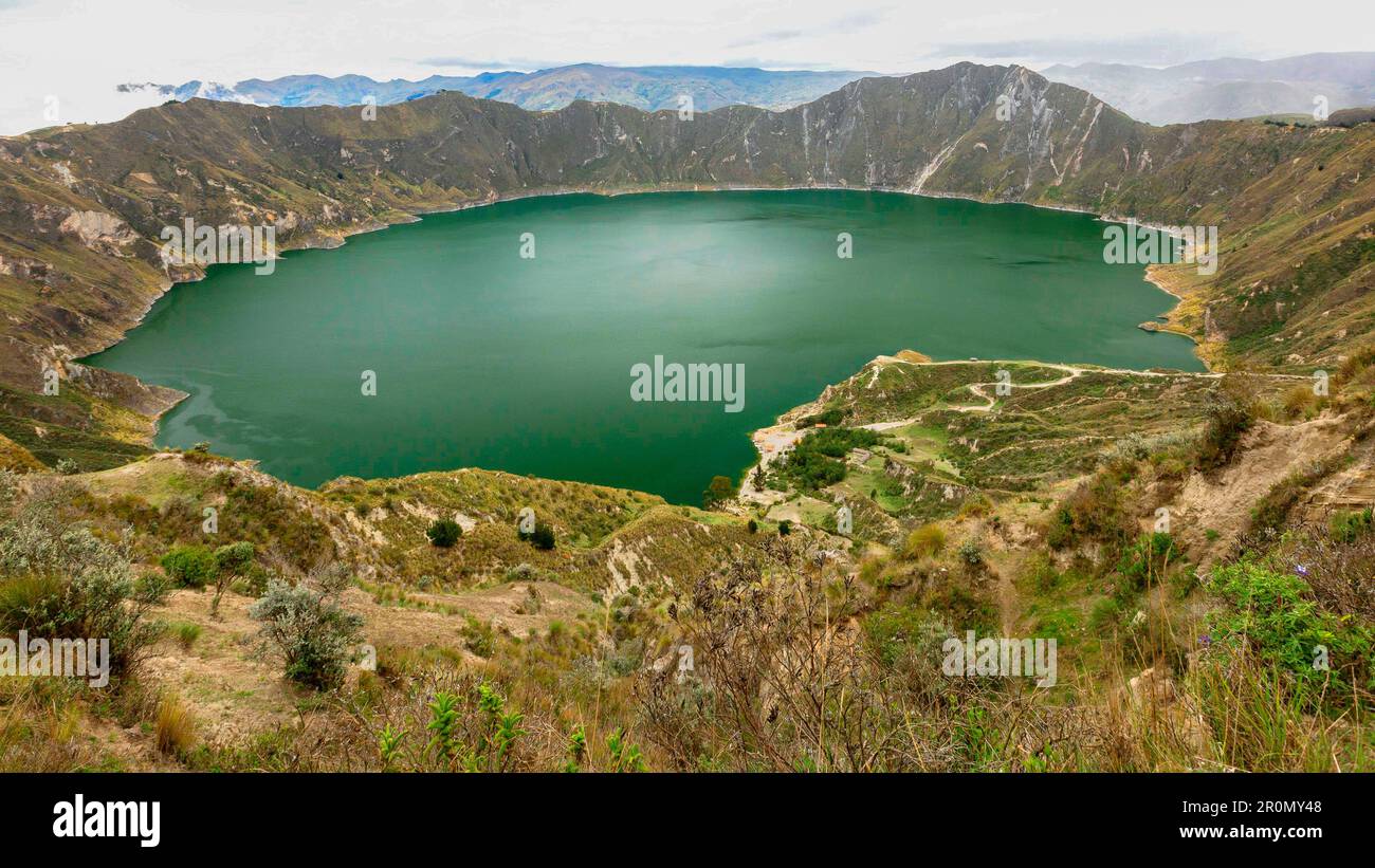 Vista del lago cratere turchese Quilotoa in Ecuador Foto Stock
