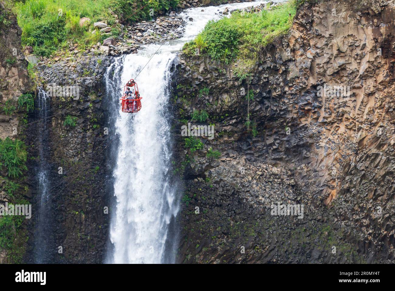 Prendi la funicolare sul fiume Pastaza fino alla cascata Manto de la Novia. Baños, Ecuador Foto Stock