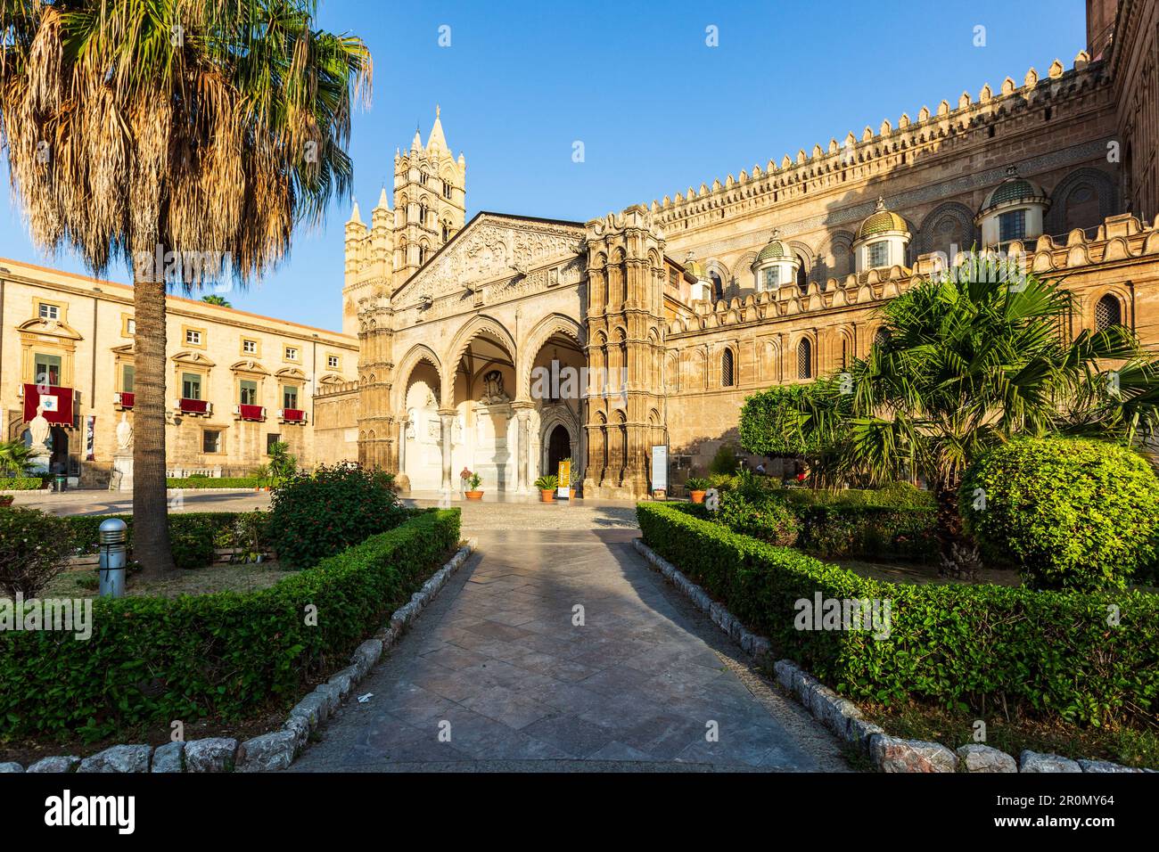 Il Duomo di Palermo con il giardino ben curato in primo piano Foto Stock