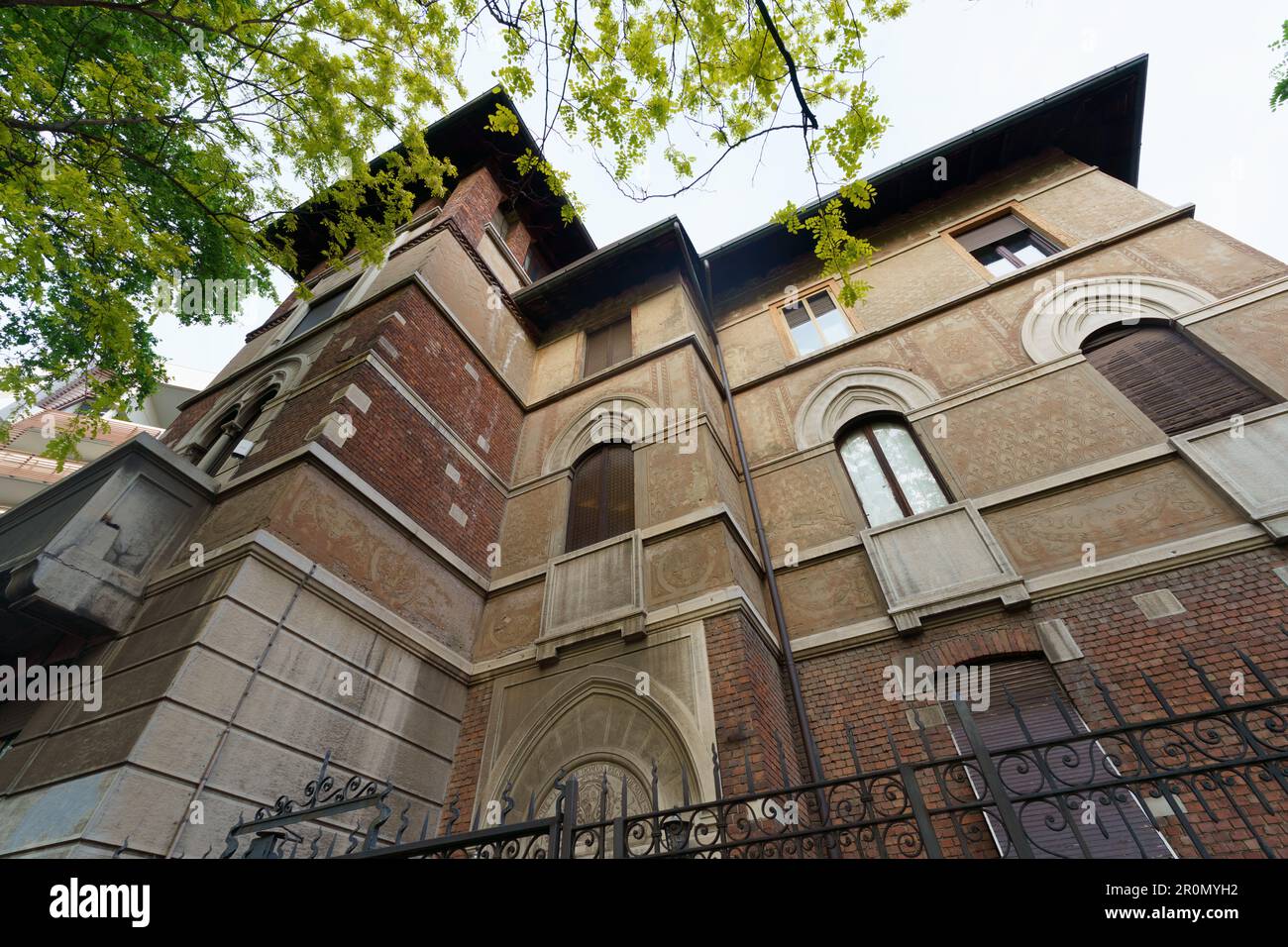 Milano, Lombardia, Italia: L'esterno dello storico castello pozzi Foto Stock