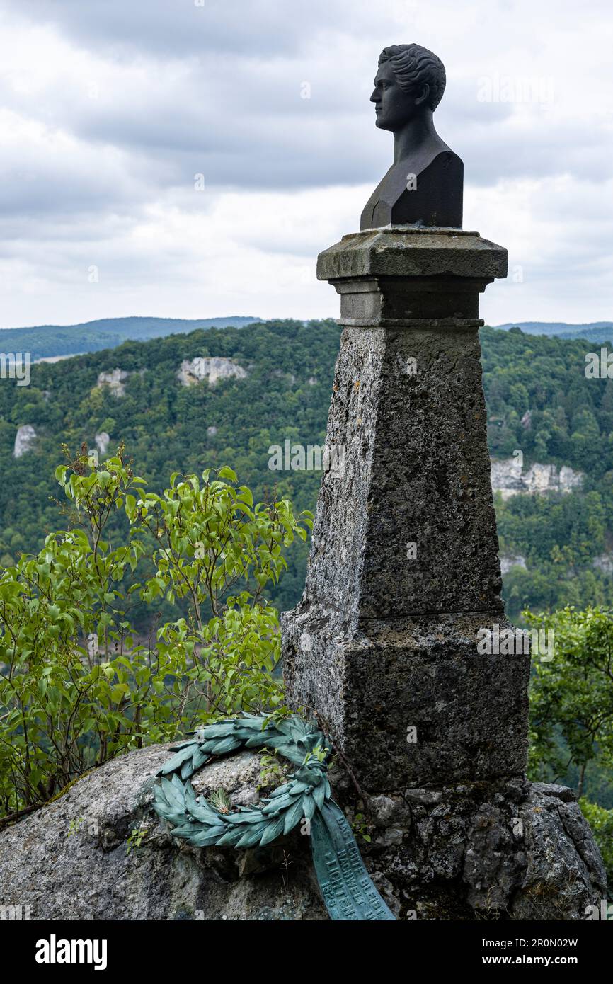 Wilhelm Hauff Monument di Schloss Lichtenstein sulla cresta dell'Alb sopra il villaggio di Honau, Alb Svevo, Baden-Wurttemberg, Germania, Europa. Foto Stock