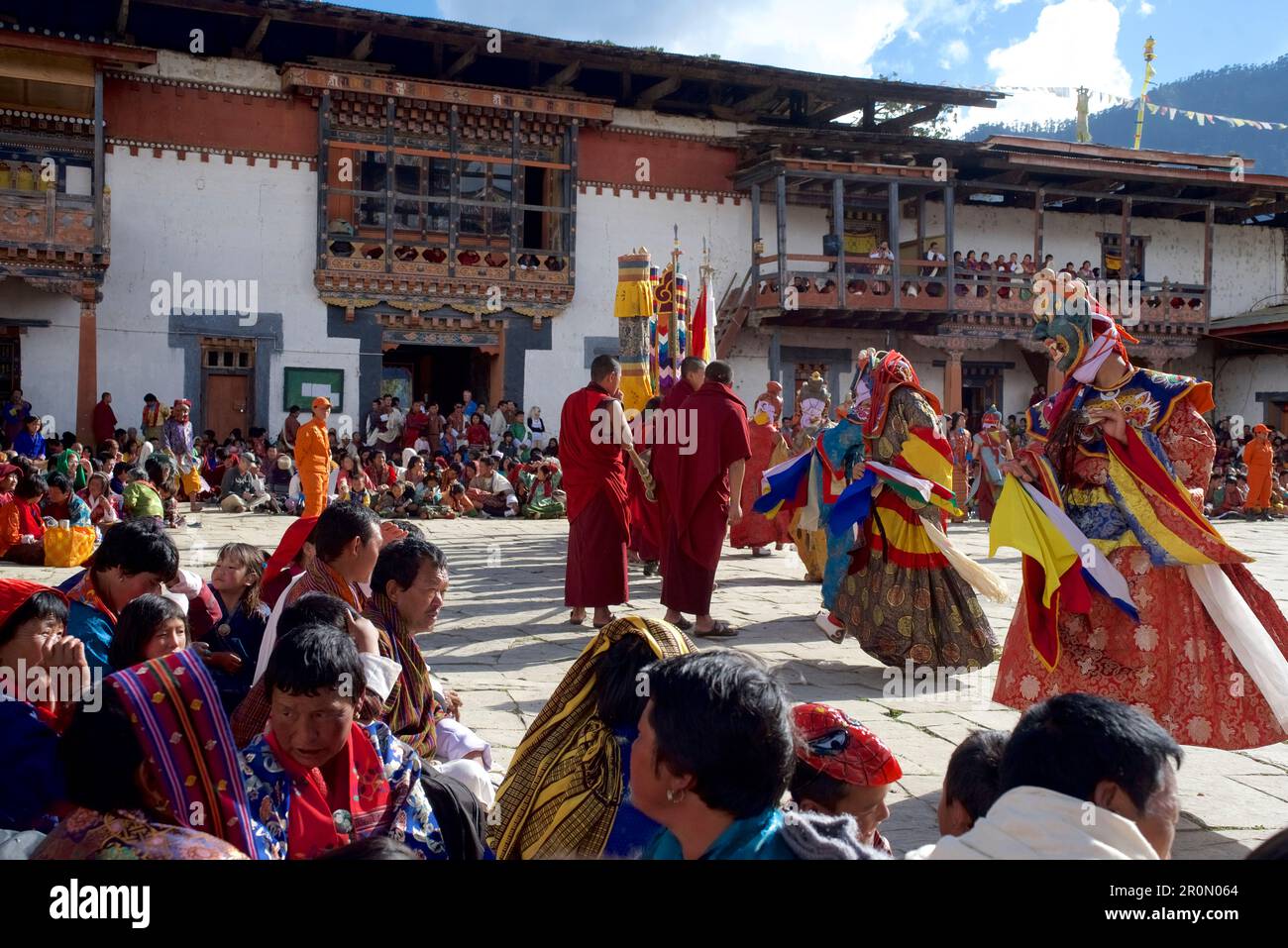 Spettatori e ballerini al Mask Dance, festival al Monastero di Gangteng, Phobjikha Valley, Bhutan, Himalaya, Asia Foto Stock