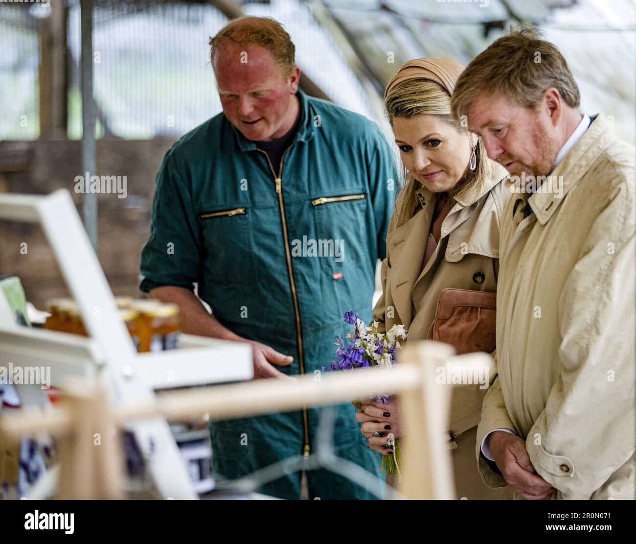 DEN BURG - Re Willem-Alexander e la Regina Maxima sono dati un tour della fattoria di pecore De Waddel. La coppia reale pagherà una visita regionale di due giorni alle Isole Wadden. ANP SEM VAN DER WAL netherlands OUT - belgium OUT Credit: ANP/Alamy Live News Foto Stock