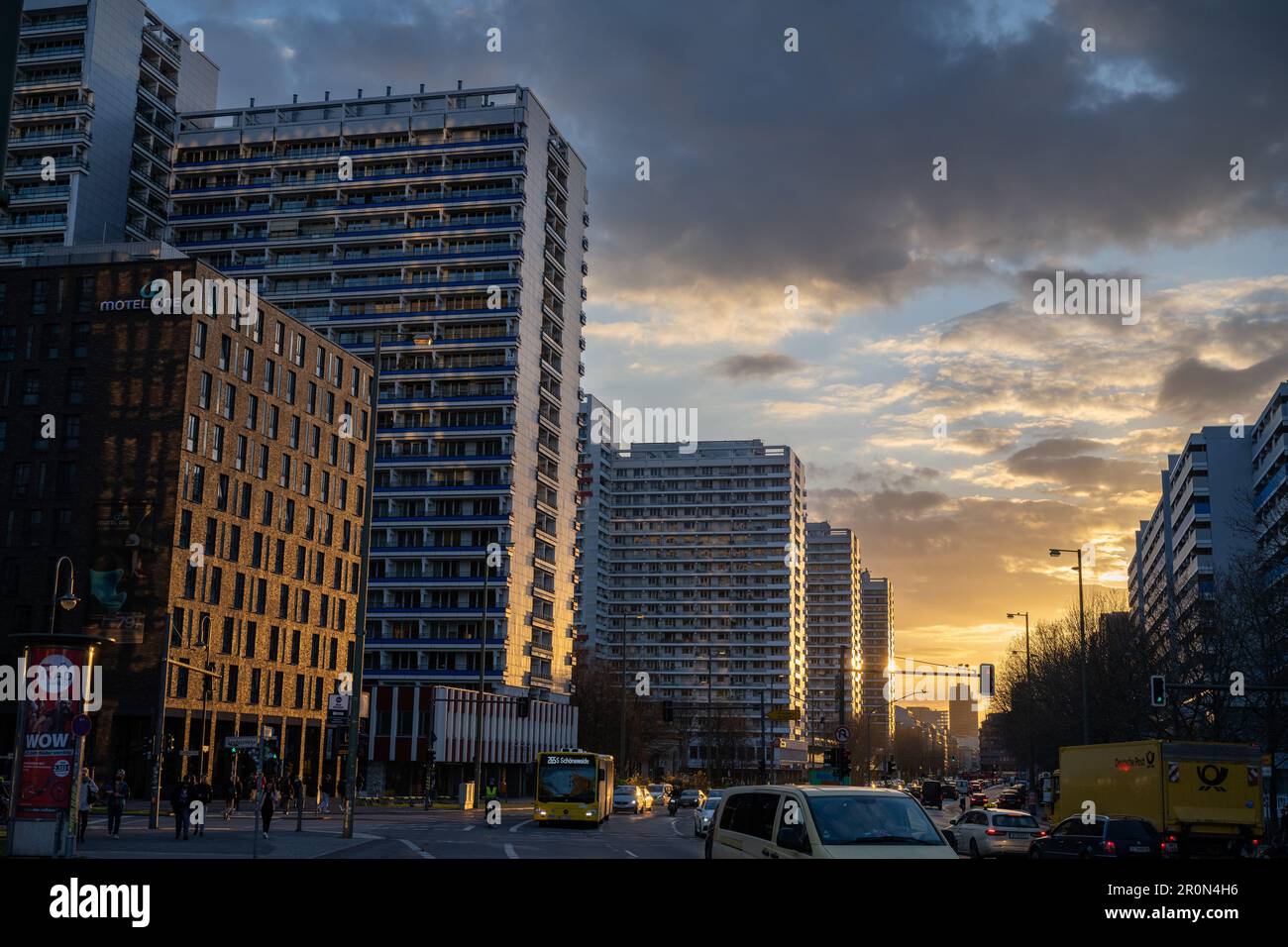Tramonto sopra i vecchi blocchi della torre di Berlino Est Foto Stock