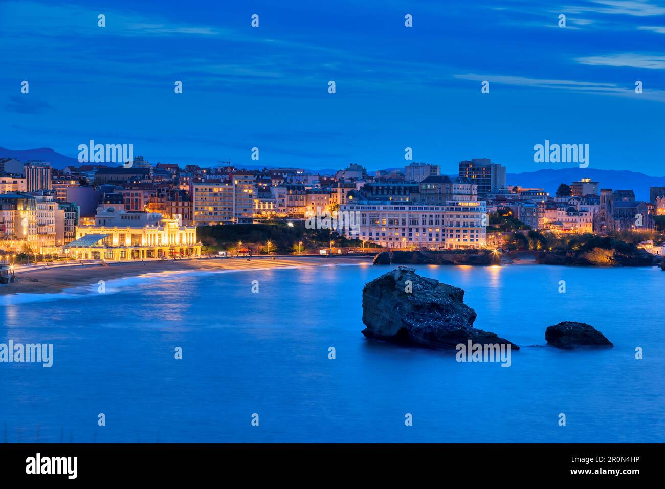 La plage Miramar et la Grande Plage, Biarritz, Paesi Baschi francesi, Francia di notte Foto Stock
