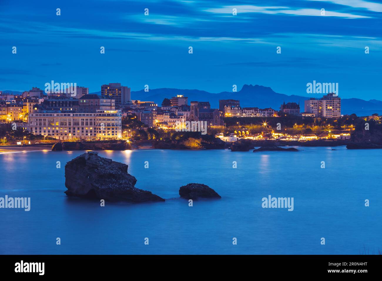 La plage Miramar et la Grande Plage, Biarritz, Paesi Baschi francesi, Francia di notte Foto Stock