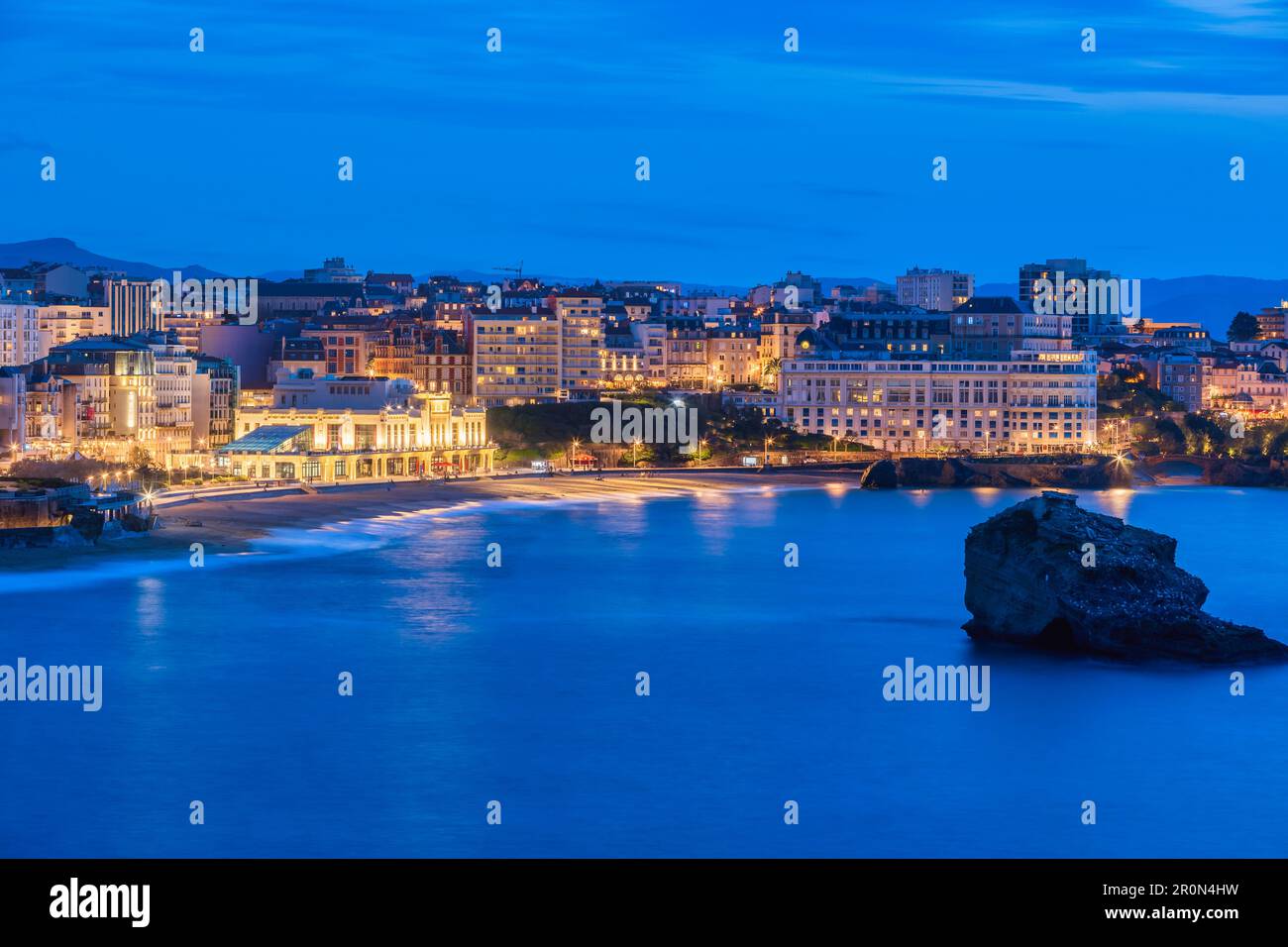 La plage Miramar et la Grande Plage, Biarritz, Paesi Baschi francesi, Francia di notte Foto Stock