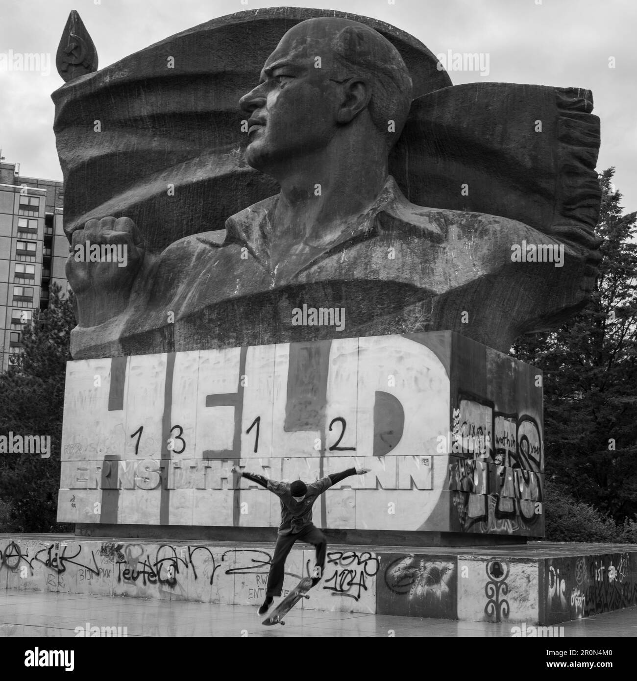 Ernst Thalmann monumento sovietico con bordo skate Foto Stock