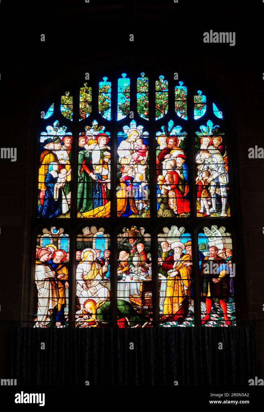 Chiesa di San Pietro e San Paolo, la finestra orientale della Cappella della Signora raffigurante Gesù. Lavenham Suffolk Regno Unito. Aprile 2023 Foto Stock