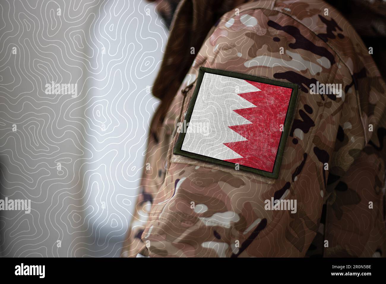 Bahrein Soldato. Soldato con bandiera Bahrain, bandiera Bahrain su una divisa militare. Abbigliamento mimetizzazione Foto Stock