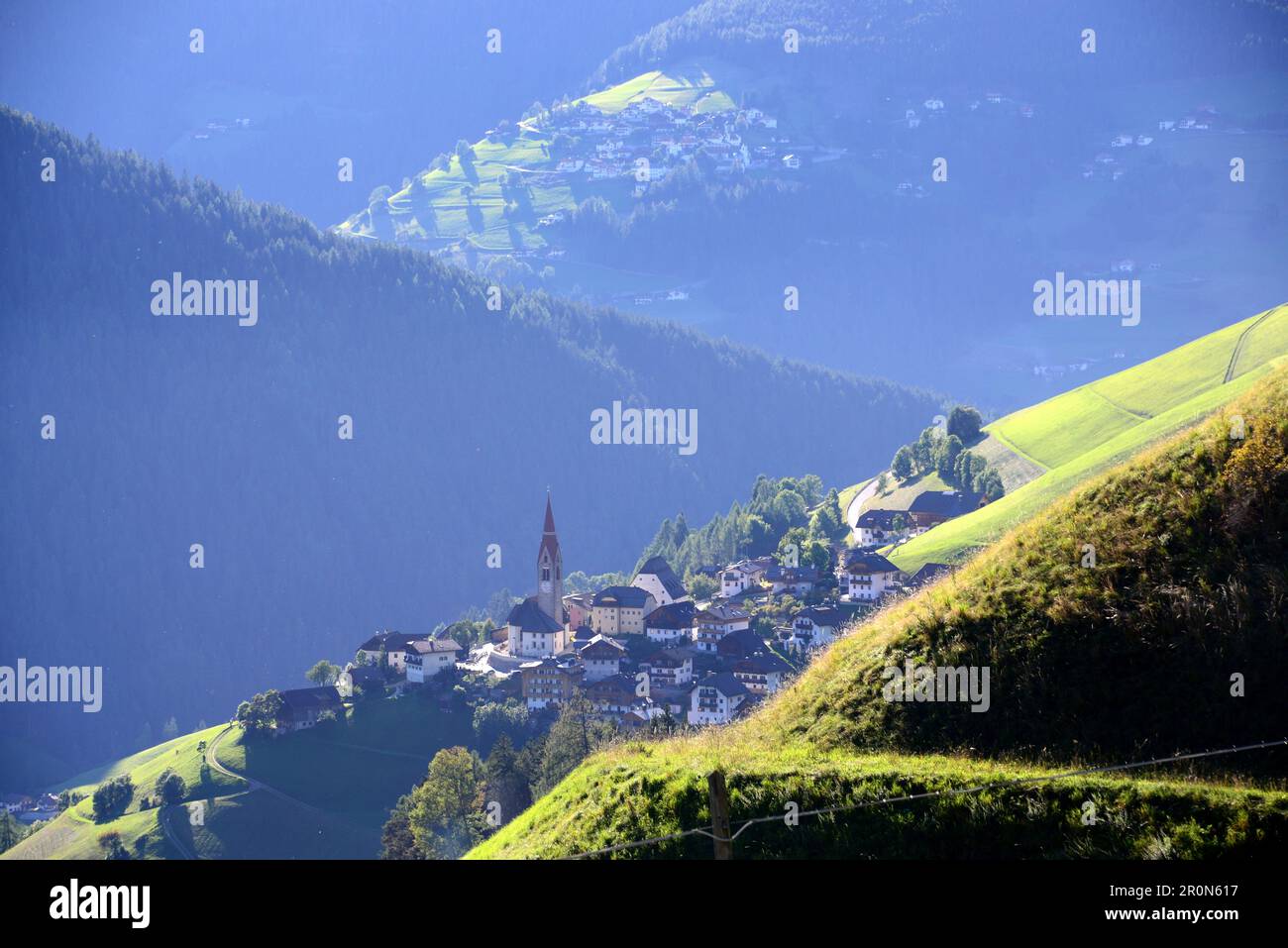 Vista da Furkelsattel via San Vigilio a Enneberg in Val Badia, Dolomiti, Alto Adige, Italia Foto Stock