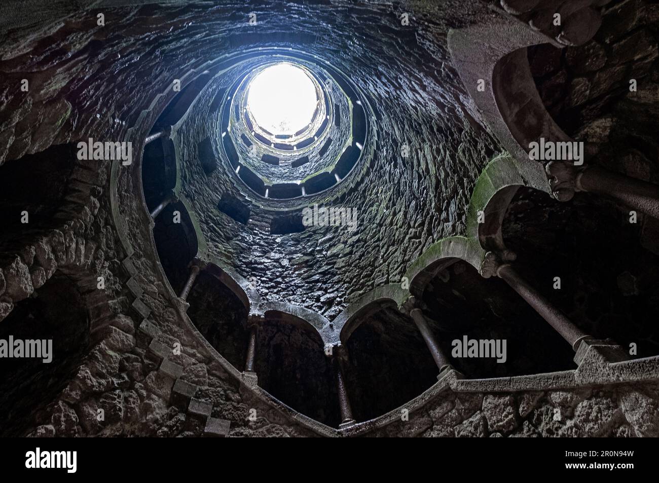 Vista dalla fontana iniziazione nel giardino Quinta da Regaleira, Sintra, Portogallo Foto Stock