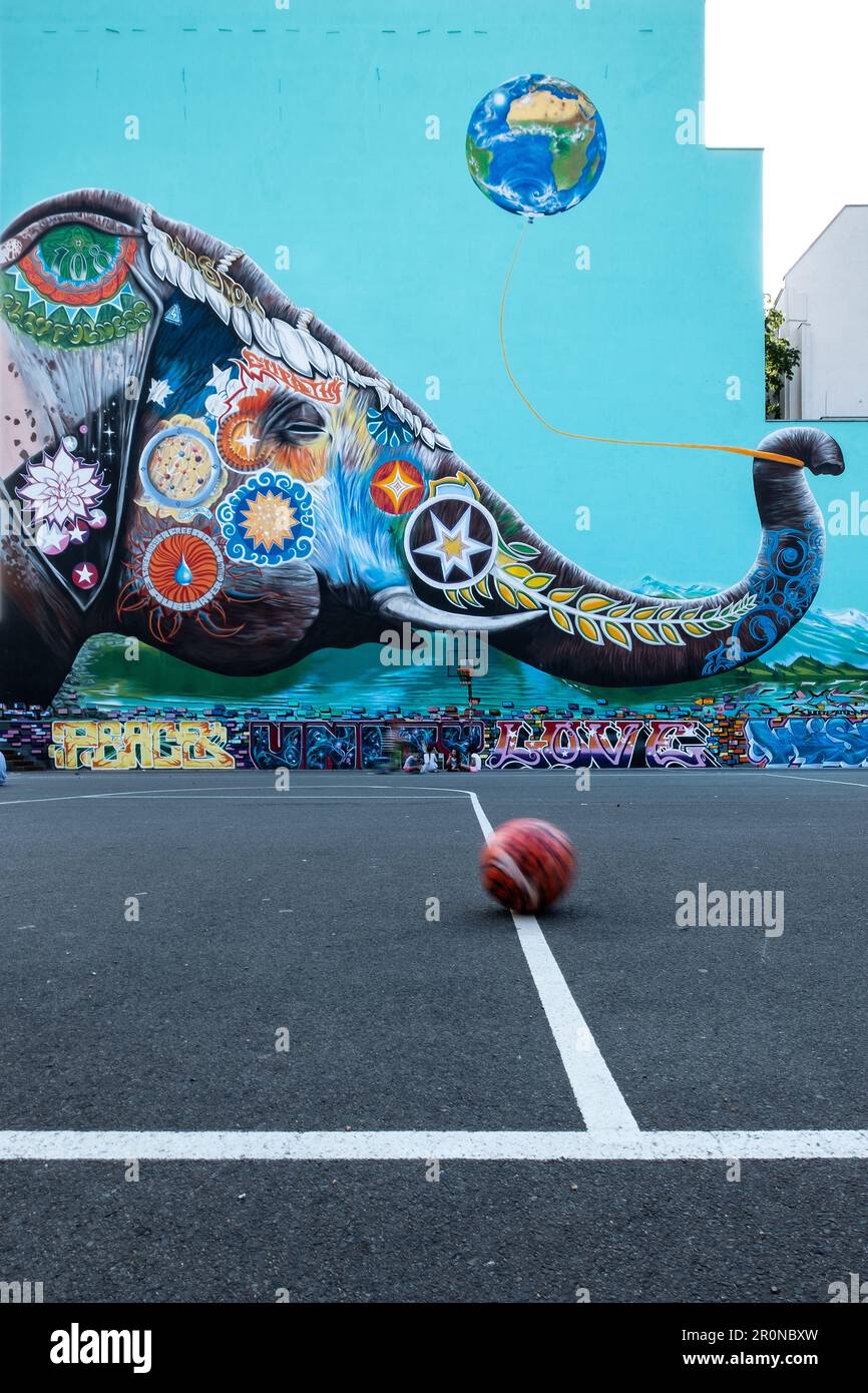 Immagine di un elefante gigante sulla parete refrattaria di un campo sportivo, Kreuzberg, Berlino, Germania, Foto Stock