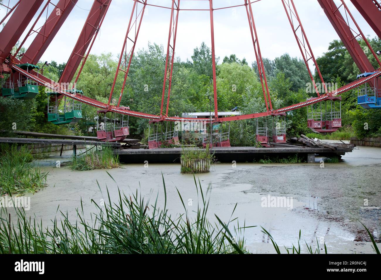 Ruota panoramica troppo grande nel parco divertimenti in disuso a Plänterwald, Treptow, Berlino, Germania Foto Stock