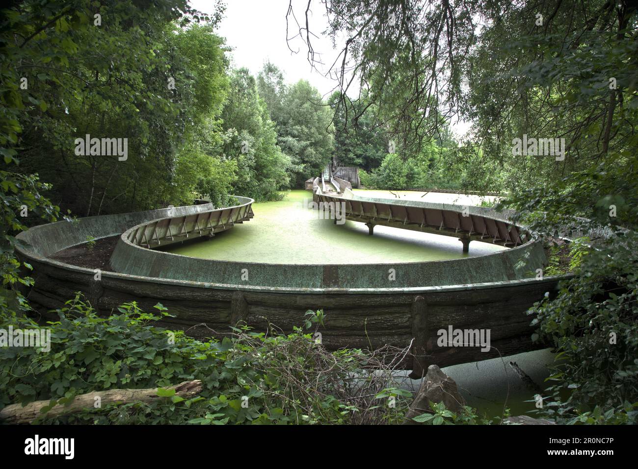 Ruota panoramica troppo grande nel parco divertimenti in disuso a Plänterwald, Treptow, Berlino, Germania Foto Stock
