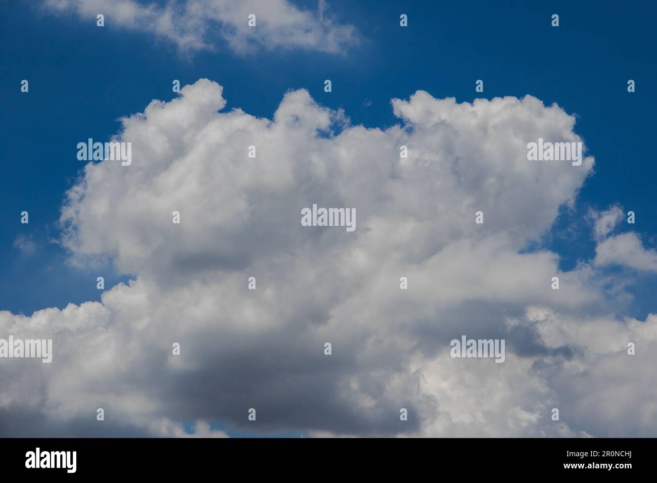 Grandi nuvole bianche nel cielo, nuvole e sfondo del cielo, nuvole e sfondi del cielo Foto Stock