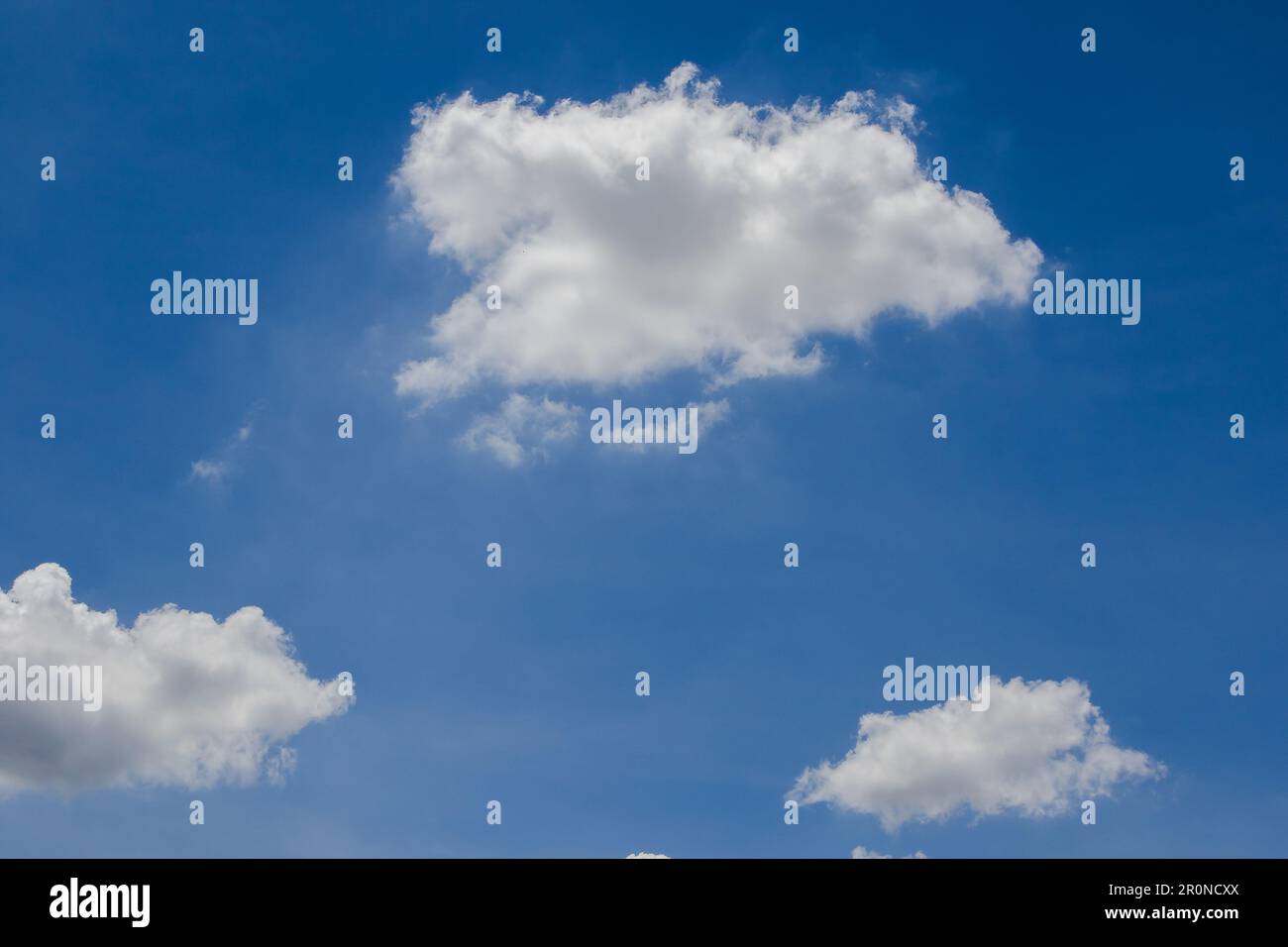 Grandi nuvole bianche nel cielo, nuvole e sfondo del cielo, nuvole e sfondi del cielo Foto Stock