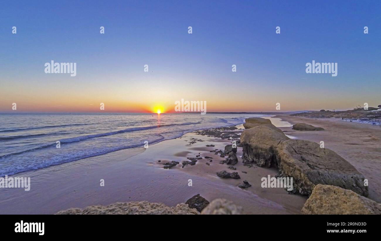 DCIM141GOPROView sulla spiaggia di Gale in Algarve portoghese la sera durante il tramonto in estate Foto Stock