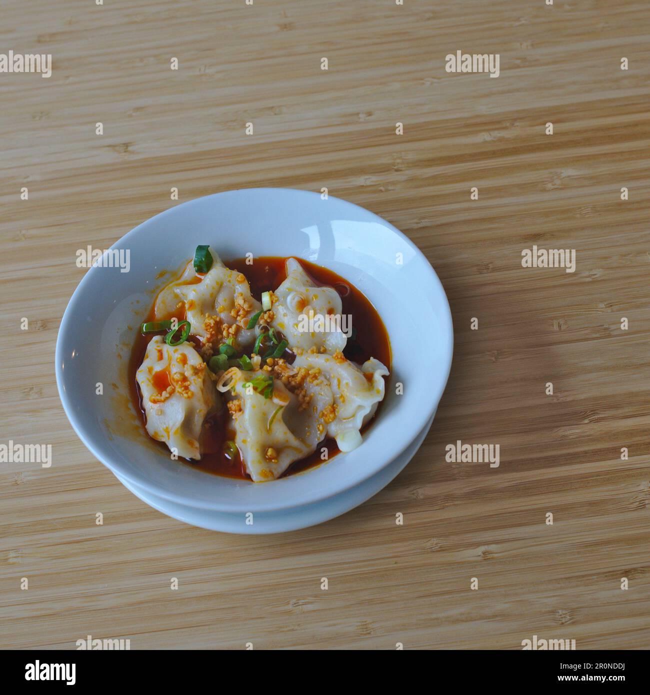 Gnocchi di cibo giapponese asiatico con olio di peperoncino Foto Stock