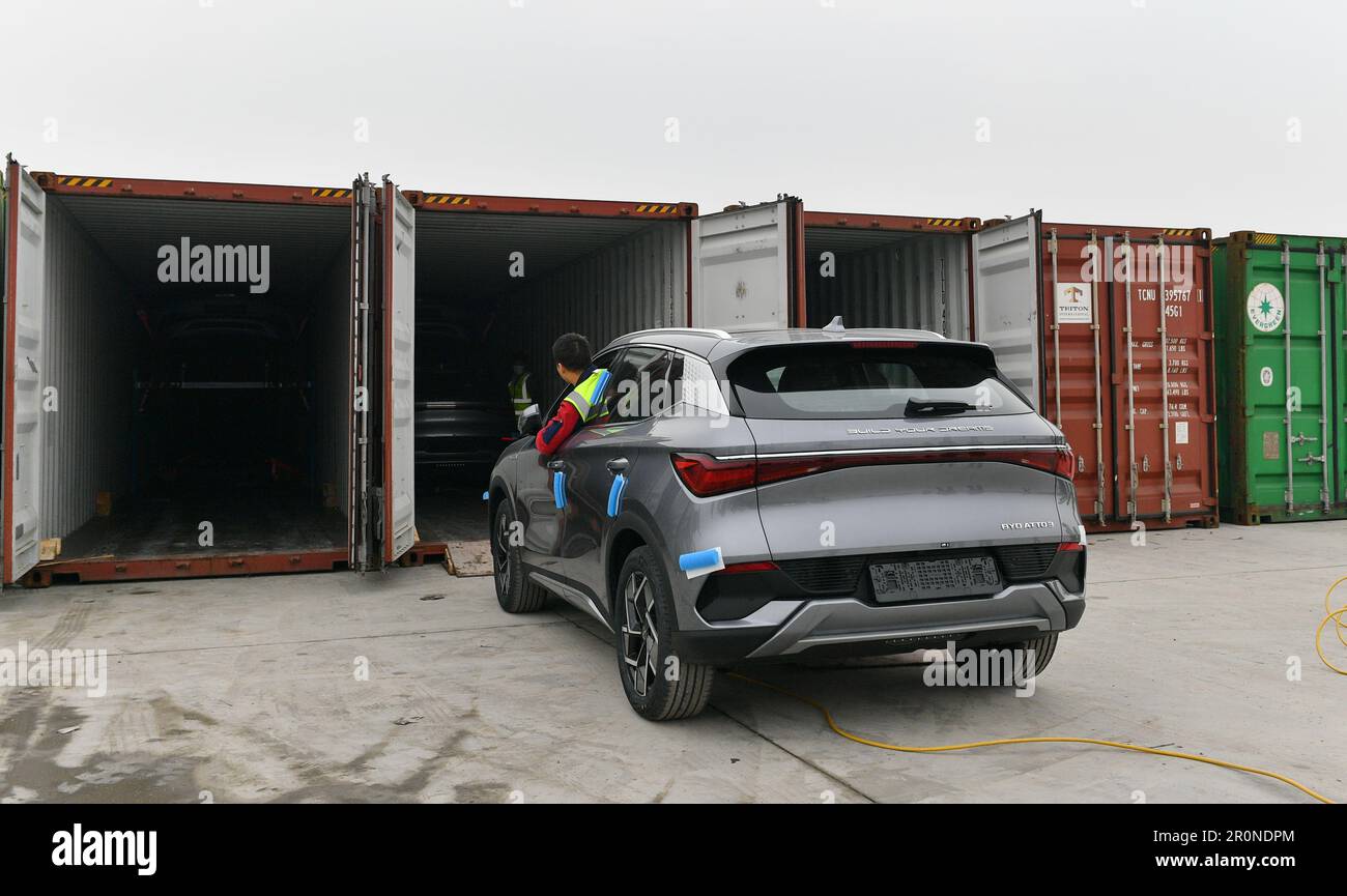 Pechino, provincia cinese di Jiangsu. 8th Feb, 2023. Un nuovo veicolo energetico viene caricato in un contenitore di un treno merci intermodale ferroviario-marittimo presso il cantiere merci della stazione di Changzhou, nella provincia di Jiangsu della Cina orientale, il 8 febbraio 2023. Credit: Notizie dal vivo su Shi Kang/Xinhua/Alamy Foto Stock