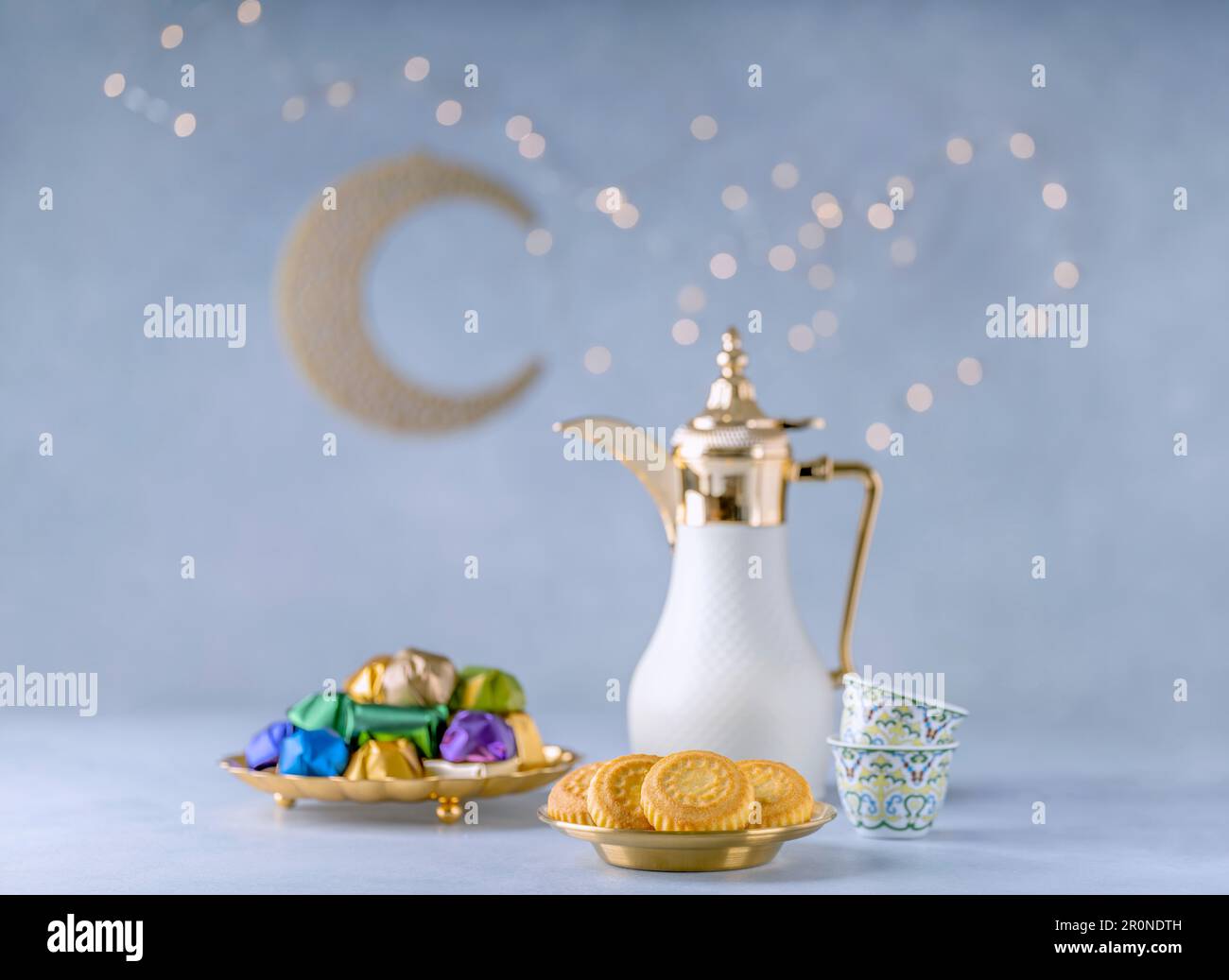 Tradizionale arabo Eid al Adha, dolci Eid al Fitr .Maamoul , caffettiera con caramelle al cioccolato . Biglietto d'auguri per le festività musulmane Foto Stock