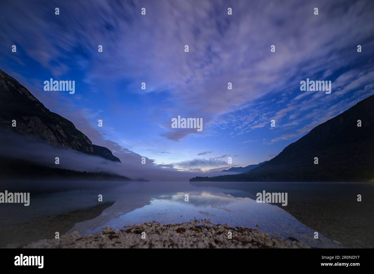 Nebbia sul lago Bohinje, Parco Nazionale del Triglav, Slovenia Foto Stock