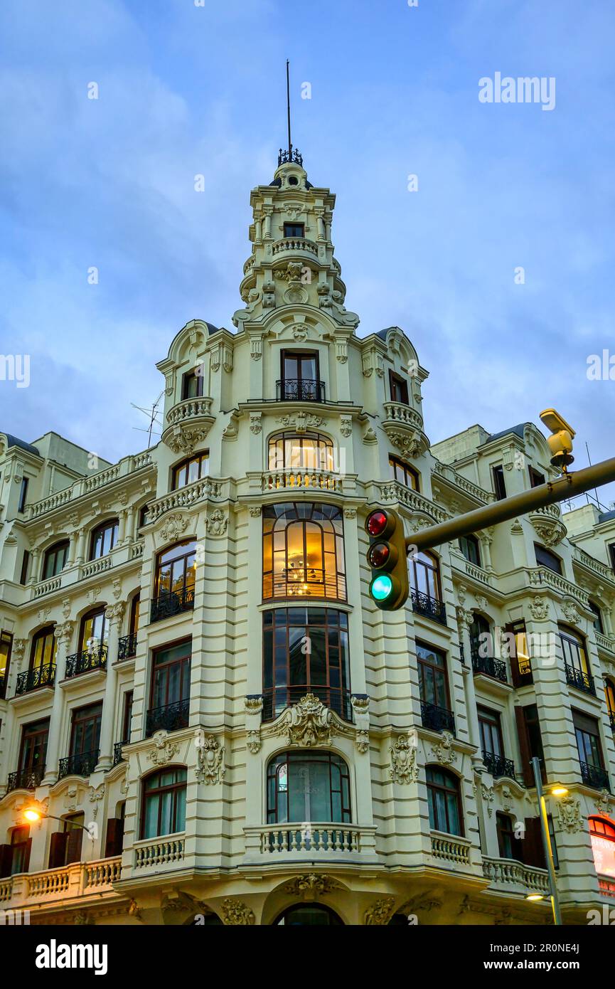 Madrid, Spagna - 26 aprile 2023: Vista a basso angolo della facciata dell'edificio con una torre culminante in Gran Via Foto Stock