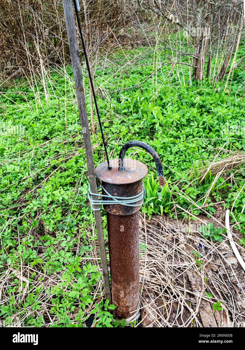 rubinetto di acqua bene tubo nel cortile nel villaggio il giorno di primavera Foto Stock