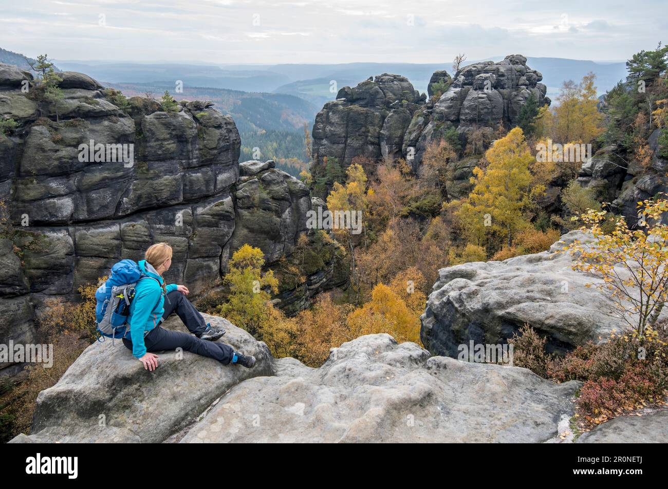 Tour autunnale sulla Malerweg a Elbsandstein, Germania Foto Stock