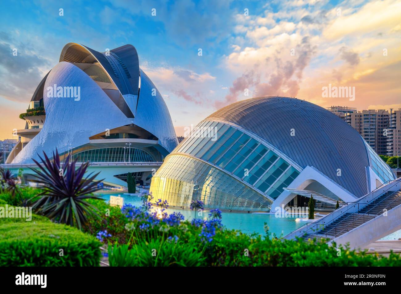Valencia, Spagna - 17 luglio 2022: L'Hemisferic e il Palau de les Arts edifici. La Ciudad de las Artes y las Ciencias è un landma internazionale Foto Stock