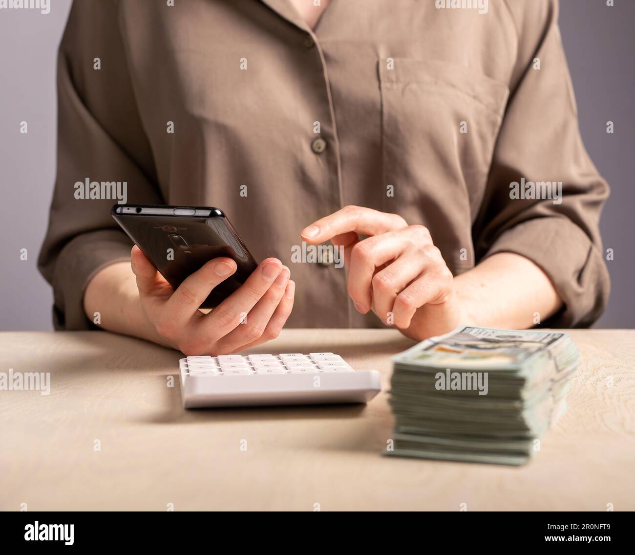 Calcolo di costi, spese e risparmi con calcolatrice e smartphone. Foto Stock