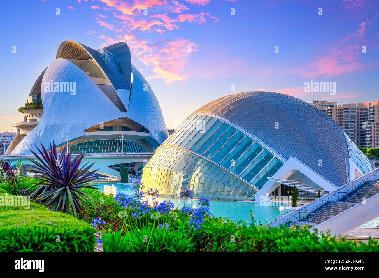 Valencia, Spagna - 17 luglio 2022: L'Hemisferic e il Palau de les Arts edifici. La Ciudad de las Artes y las Ciencias è un landma internazionale Foto Stock