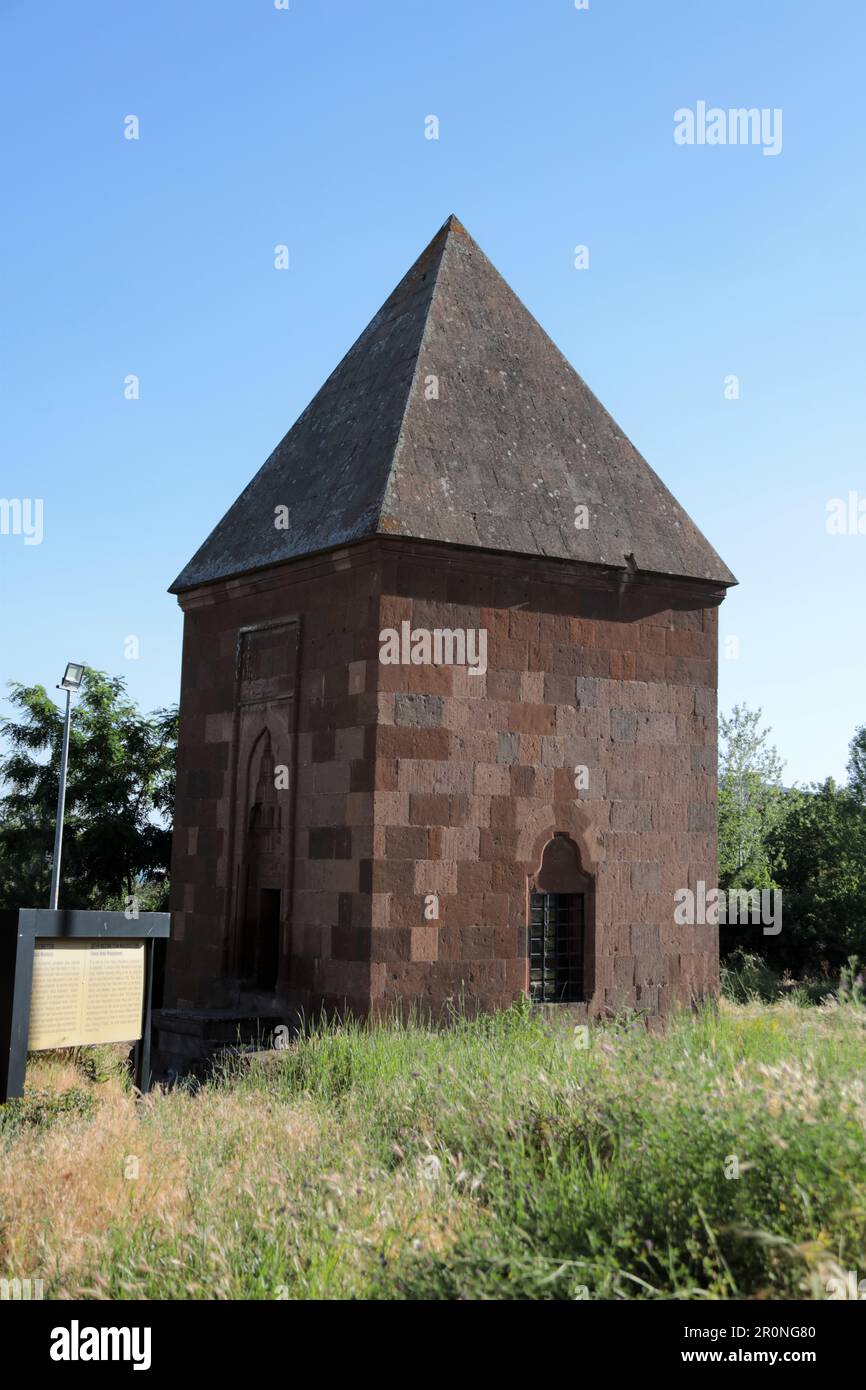 Sheikh Necmettin Tomb si trova nel quartiere di Ahlat. La tomba fu costruita nel 1222 durante il periodo anatoliano Seljuk. Bitlis, Turchia. Foto Stock