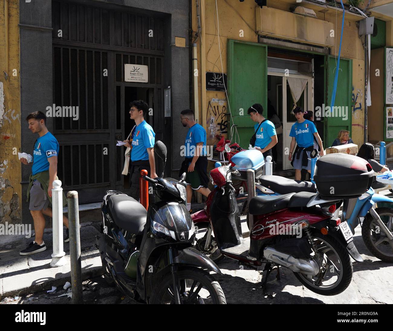 Napoli campioni d'Italia.NAPOLI, ITALIA - MAGGIO 06: Il murale raffigurante Diego Armando Maradona nei quartieri Sapgnoli e bandiere, striscioni e nastri esposti a forcella per celebrare la vittoria della terza Serie A. Nelle strade del centro storico e nei vari quartieri di Napoli sono state allestite decorazioni, bandiere e striscioni che celebrano il campionato di calcio giocato dalla squadra allenata da Spalletti. Trentatré anni dopo l'ultimo periodo di Diego Armando Maradona. Strade piene di striscioni con inni per la squadra e molti negozi che vendono T-shirt e molti altri g Foto Stock