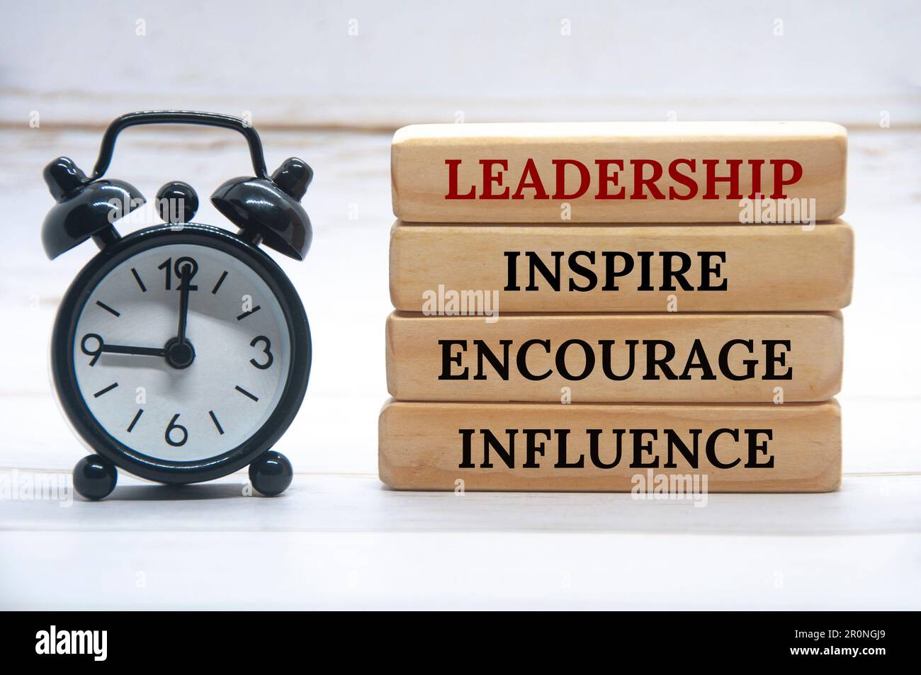 Leadership, ispirare, incoraggiare, influenzare il testo su blocchi di legno con sfondo bianco di copertina. Foto Stock