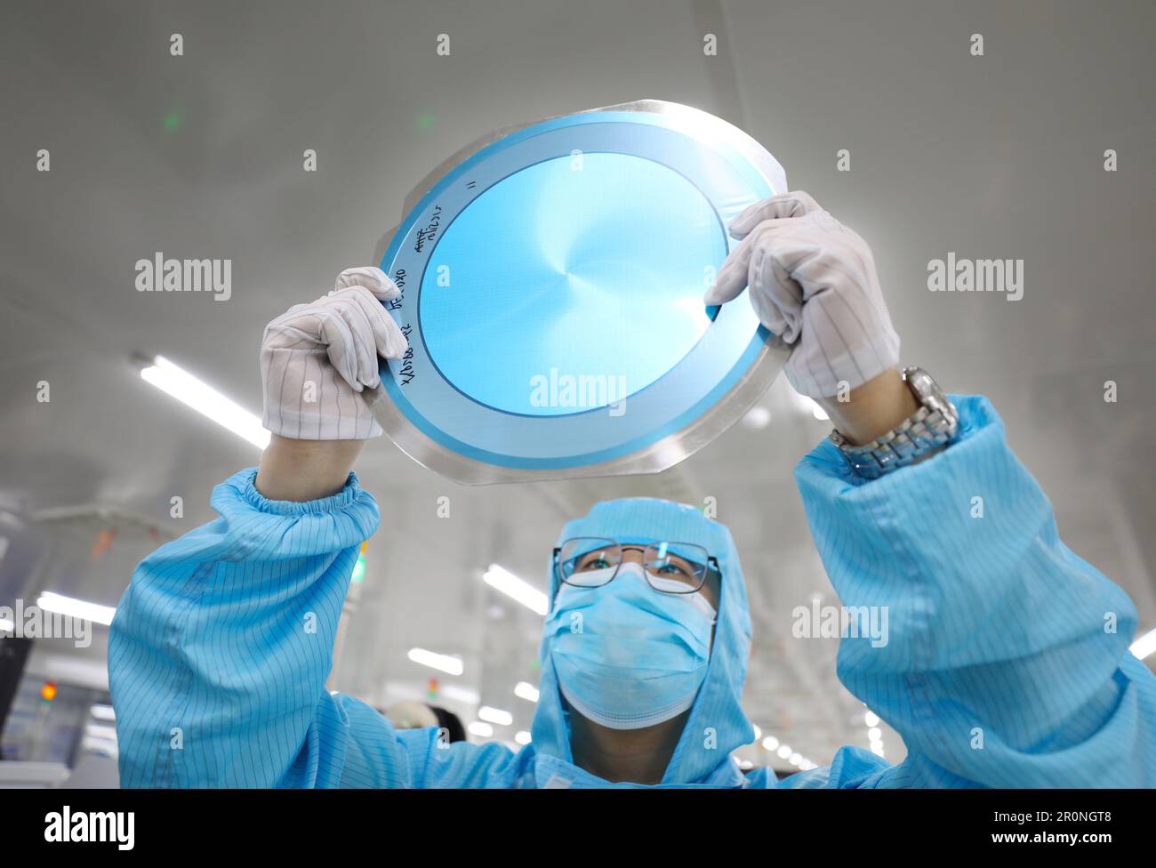 CHONGQING, CINA - 9 MAGGIO 2023 - i lavoratori guardano i chip elettronici prodotti in un'officina di produzione presso la fabbrica di dispositivi a radiofrequenza e di potenza Foto Stock