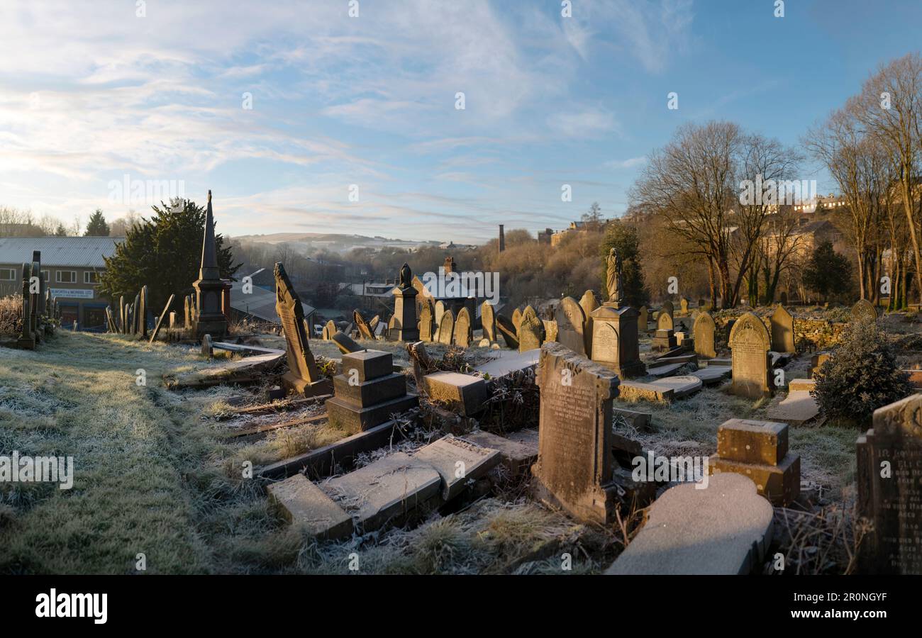 Il cimitero coperto di ghiaccio in una mattinata d'inverni nel cimitero della vecchia chiesa metodista su St George's Road. Appoggiando le lapidi ad angoli strani. Foto Stock