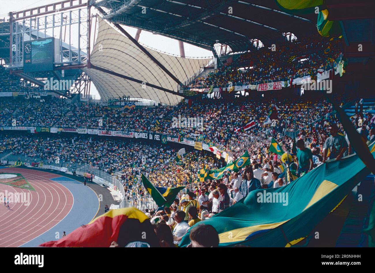 I tifosi, le squadre nazionali di calcio del Costa Rica e del Brasile giocano per il Campionato del mondo, Stadio delle Alpi, Torino, Italia 1990 Foto Stock