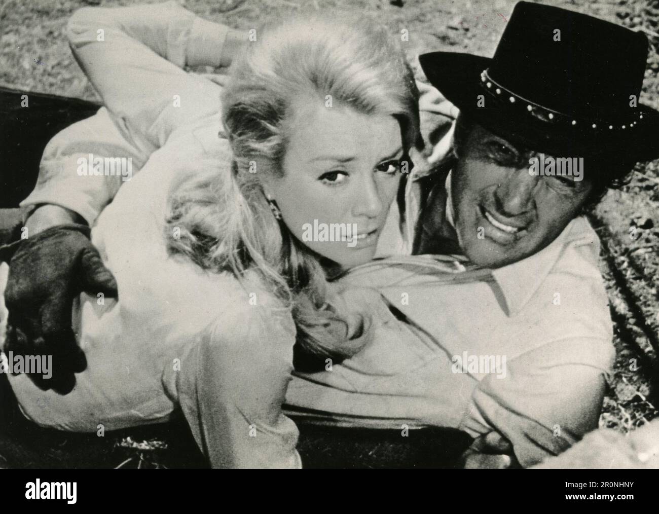 L'attrice Inger Stevens e l'attore Dean Martin nel film 5 Card Stud, USA 1968 Foto Stock