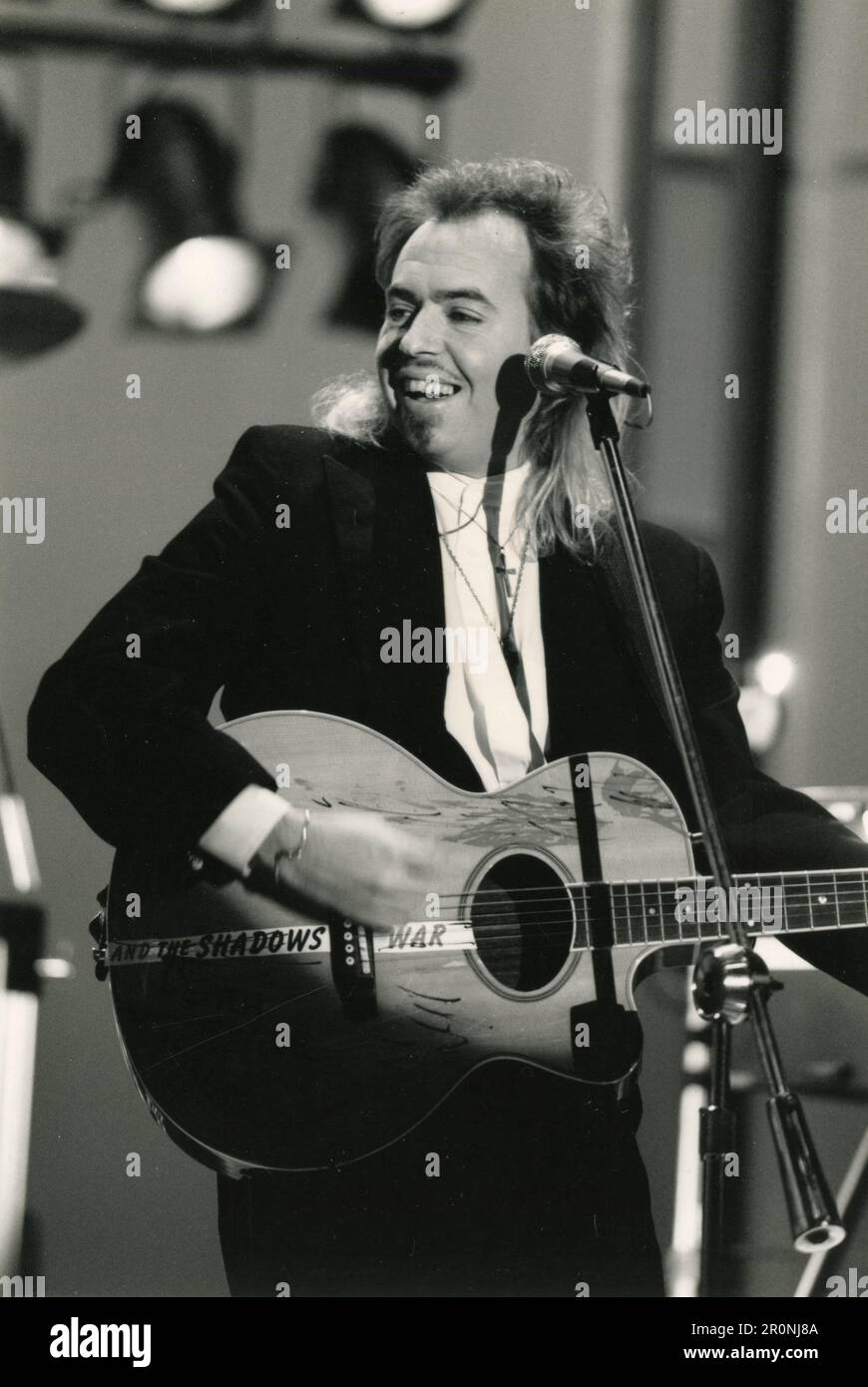 Il cantante americano Robert Vaughn e The Shadows suonano sul palco, USA 1980s Foto Stock